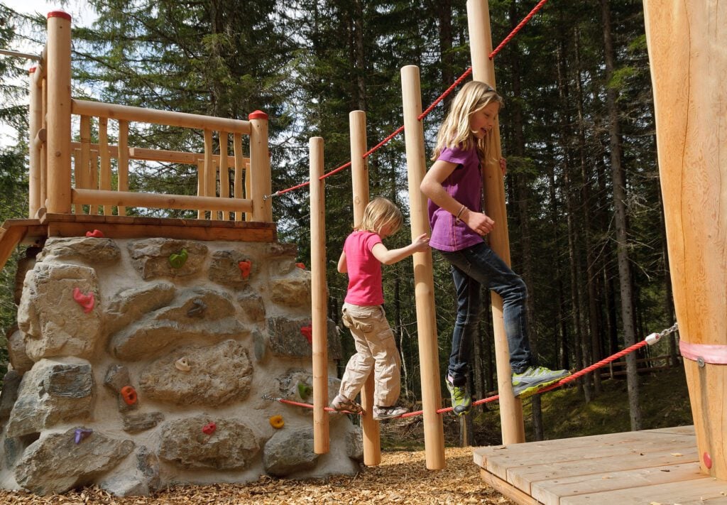 kinderen-spelen-speeltuin-oostenrijk