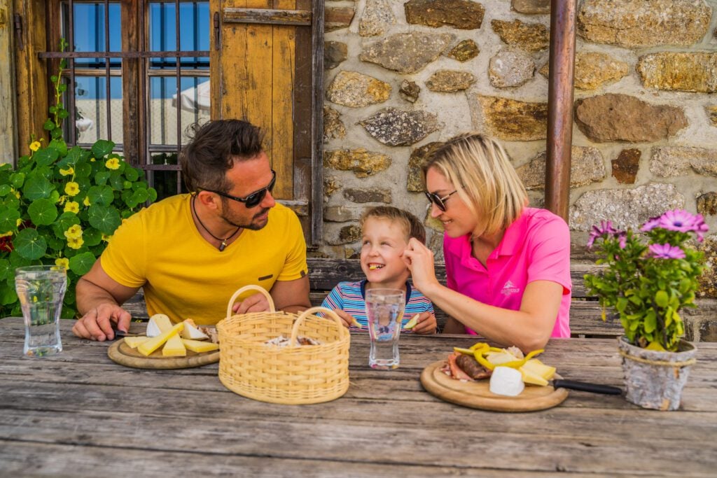 familie op terras lunchen oostenrijk