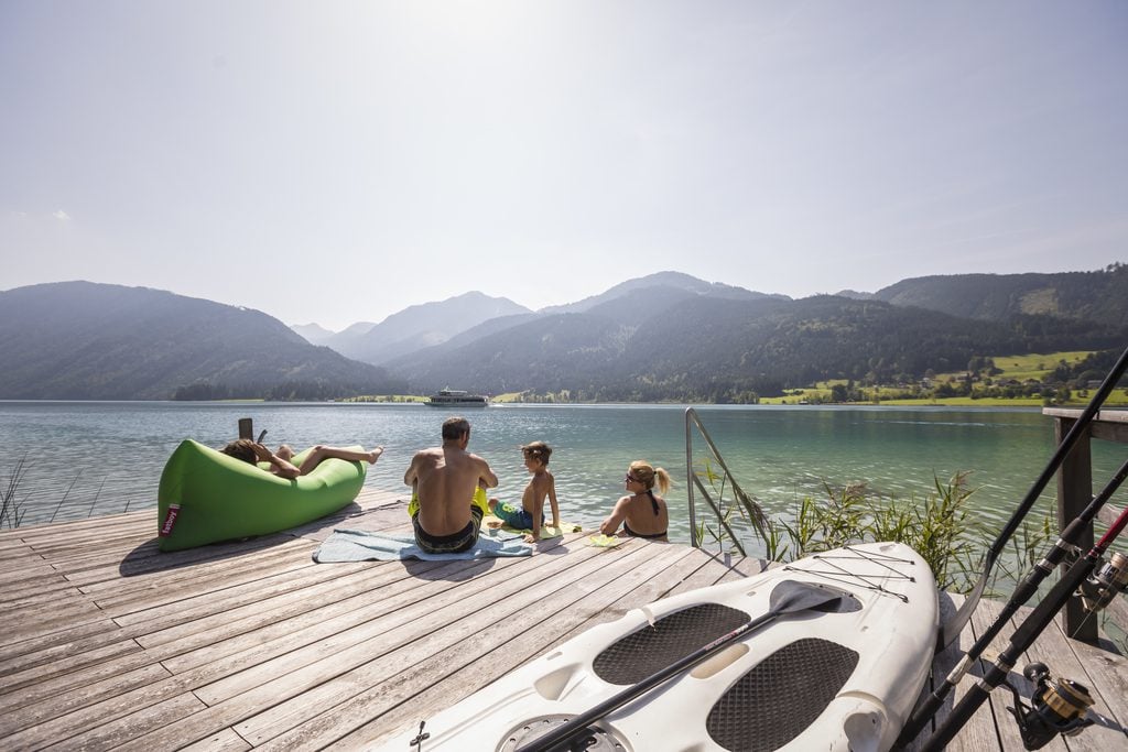 Gezin zoekt verkoeling bij de Weissensee in Karinthië