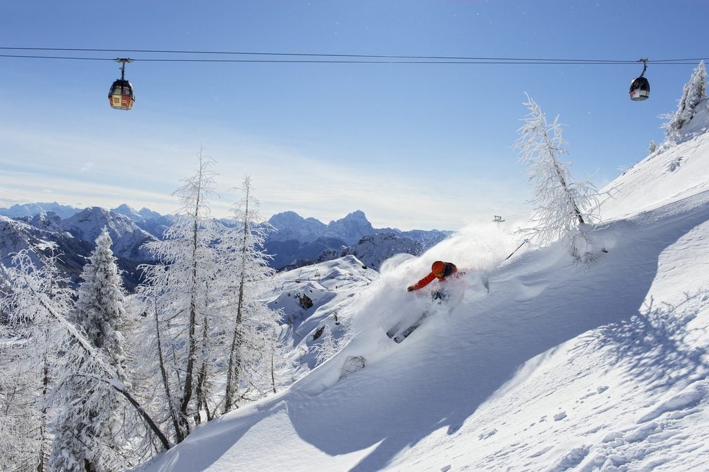 Skiër op de piste in Nassfeld