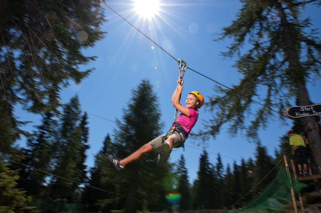 Kind speelt in het Felsenlabyrinth in Karinthië