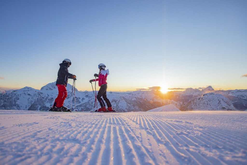 Twee personen op de ski in Karinthië