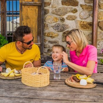familie op terras lunchen oostenrijk