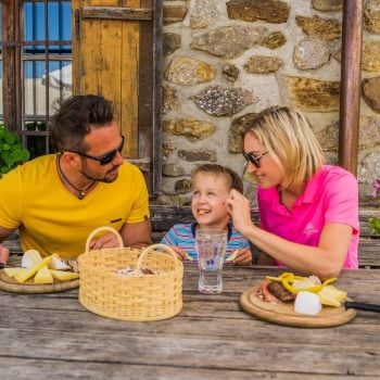 familie op terras lunchen oostenrijk