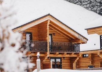 besneeuwd chalet