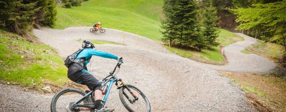 Twee personen die aan het mountainbiken zijn in de bergen