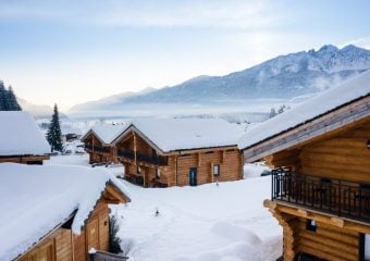 besneeuwd chalets met op de achtergrond bergen